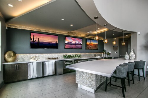 Rooftop Pool, Views, Close to Shops & Dining 1131