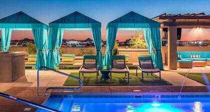 Rooftop Pool, Views, Close to Shops & Dining 1131