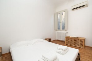 2 bedrooms, desk, iron/ironing board, WiFi