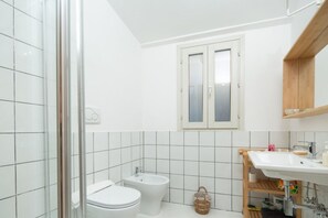 Douche, sĂšche-cheveux, bidet, serviettes fournies
