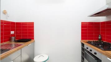 Wasserkocher mit Kaffee-/Teezubehör, Kühlschrank, Ofen, Herdplatte