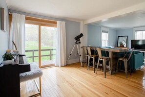 Smart TV, Netflix, Hulu, books - Spacious Farmhouse near Belleayre - Sleeps 14 (Margaretville)