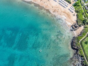 En la playa, camastros y toallas de playa 