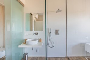 Bruser, bidet, håndklæder