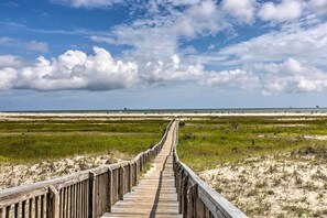 On the beach - Dauphin Island Condo w/ Pool, Balcony & Ocean View (Dauphin Island)