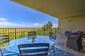 Outdoor dining - Dauphin Island Condo w/ Pool, Balcony & Ocean View (Dauphin Island)
