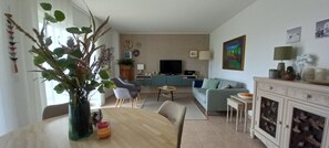 Télévision, lecteur de DVD, livres, médiathÚque