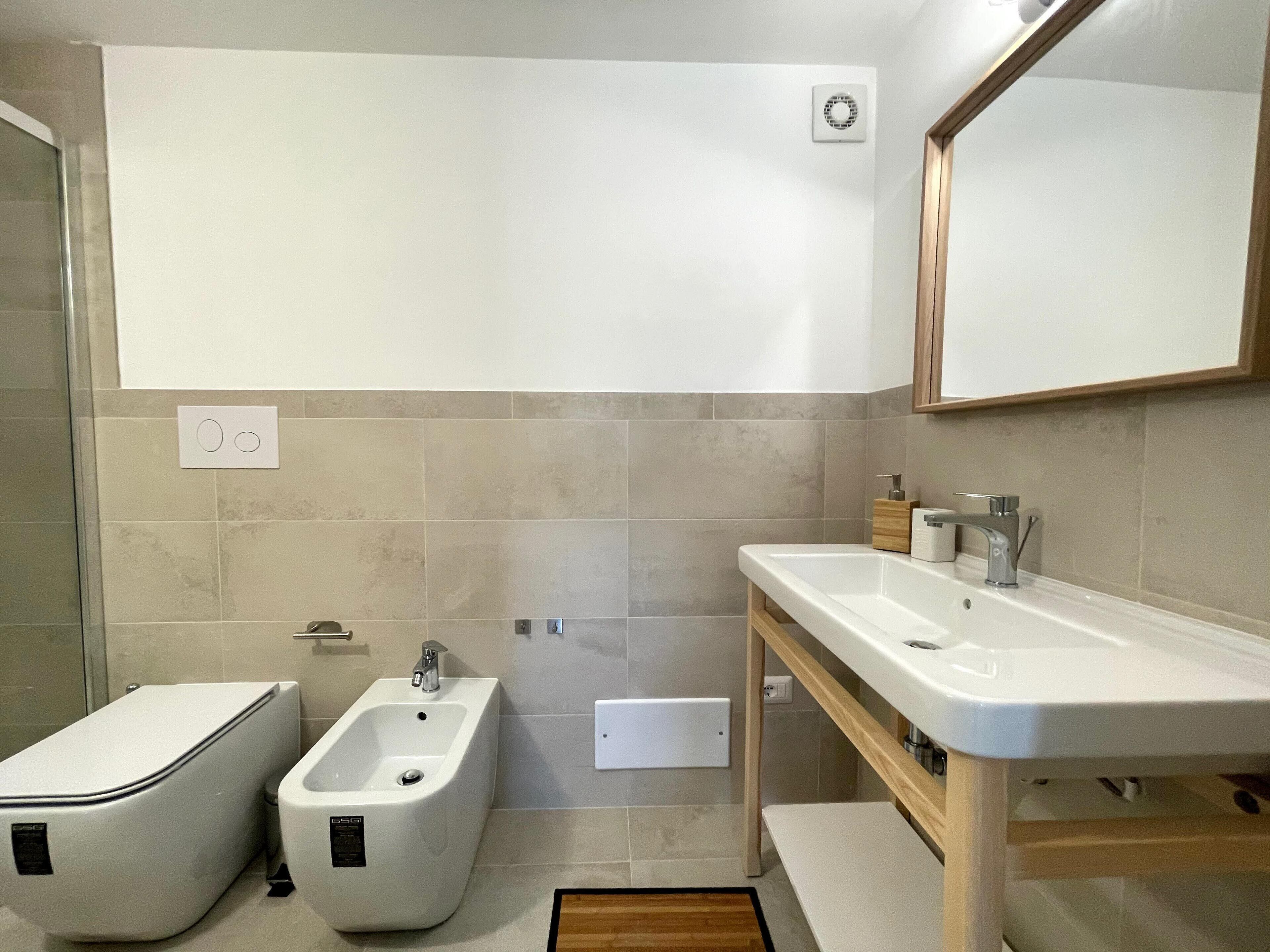 Doccia, asciugacapelli, bidet, asciugamani