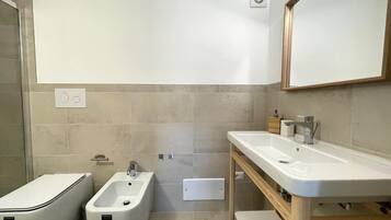 Doccia, asciugacapelli, bidet, asciugamani