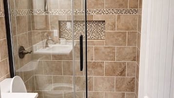 Douche, sĂšche-cheveux, serviettes fournies, savon