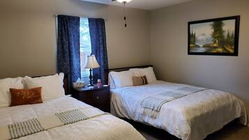 3 habitaciones, escritorio y tabla de planchar con plancha