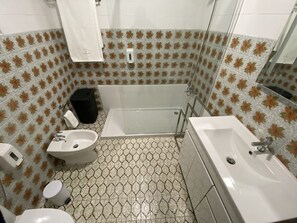 Regadera, secadora de cabello, bidet, toallas 