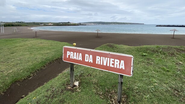 A beach with a sign reading "Praia da Riviera". - Casa do Caminho (Praia da Vitoria)