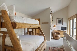 2 bedrooms, iron/ironing board, travel cot, free WiFi