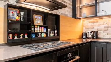 Réfrigérateur, micro-ondes, four, plaque de cuisson