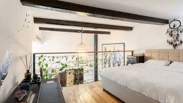 3 chambres, bureau, fer et planche Ă repasser, lit parapluie