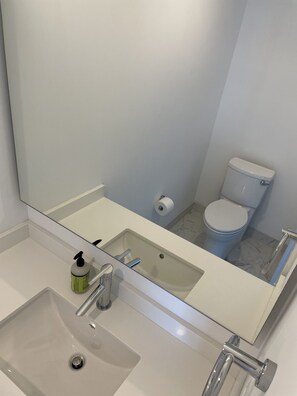 Ensemble douche/baignoire, sèche-cheveux, serviettes fournies, savon