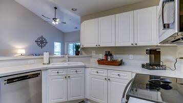 冰箱、微波炉、烤箱、炉灶