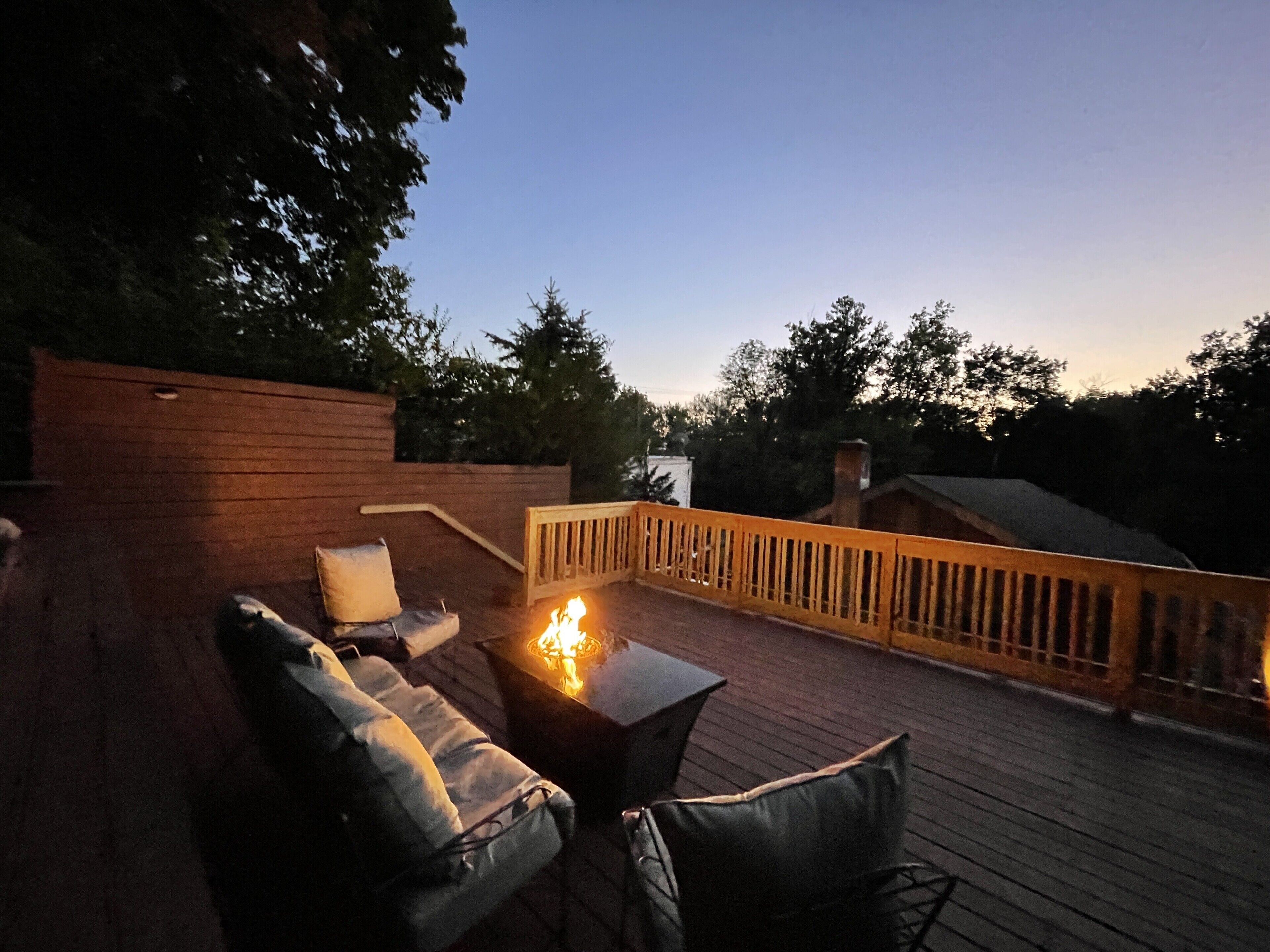 Relax and enjoy the fire-pit and  night sky 