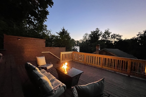 Relax and enjoy the fire-pit and night sky