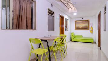 Coin salon dans le hall