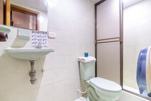 Shower, designer toiletries, towels, soap - Ayenda Hotel Las Palmas (Bogotá)