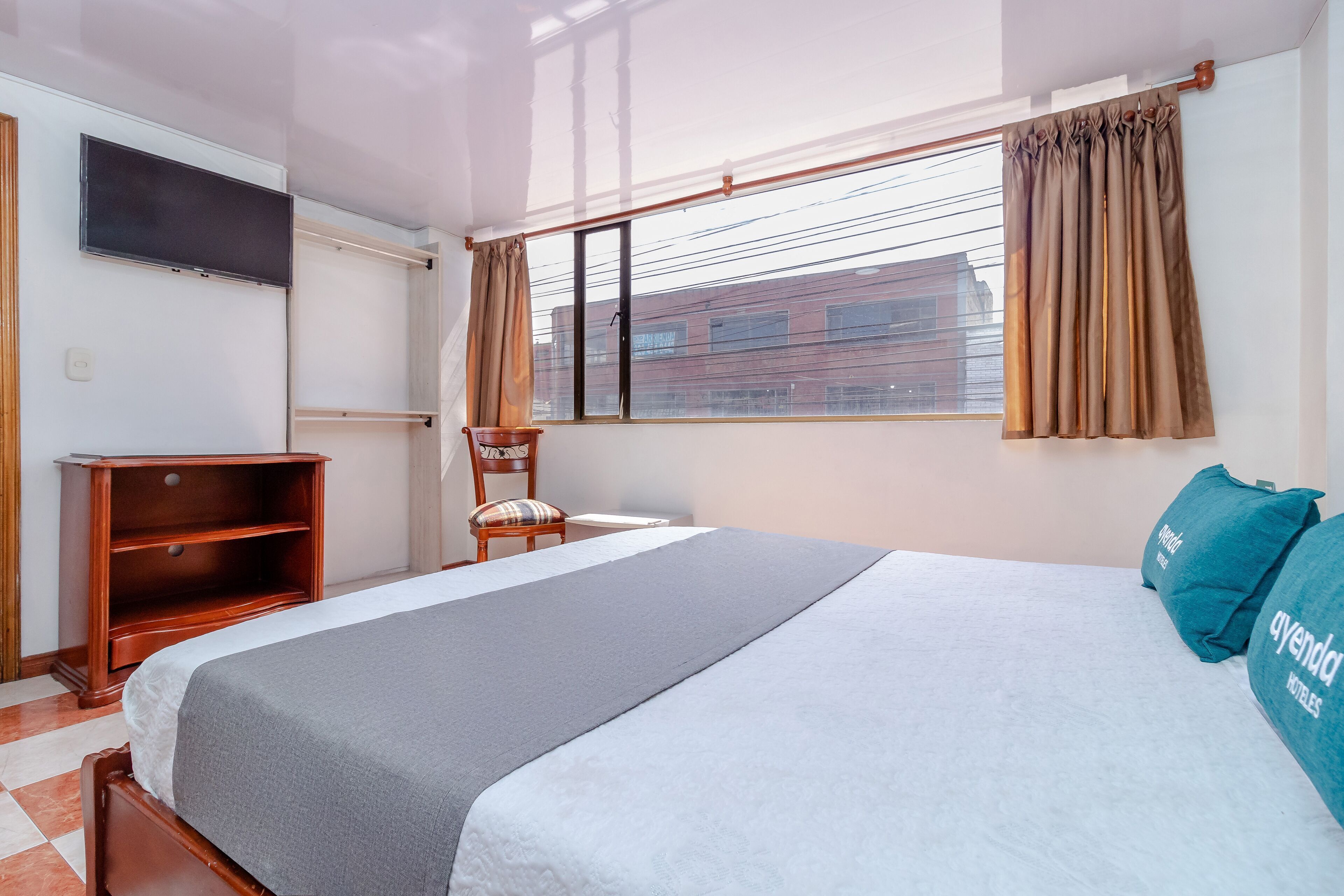 Hypo-allergenic bedding, free WiFi, bed sheets