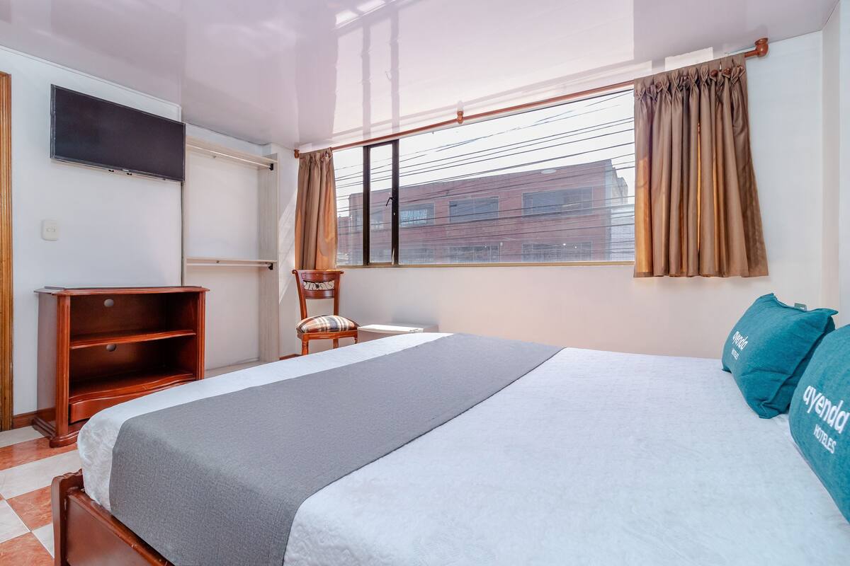 Hypo-allergenic bedding, free WiFi, bed sheets