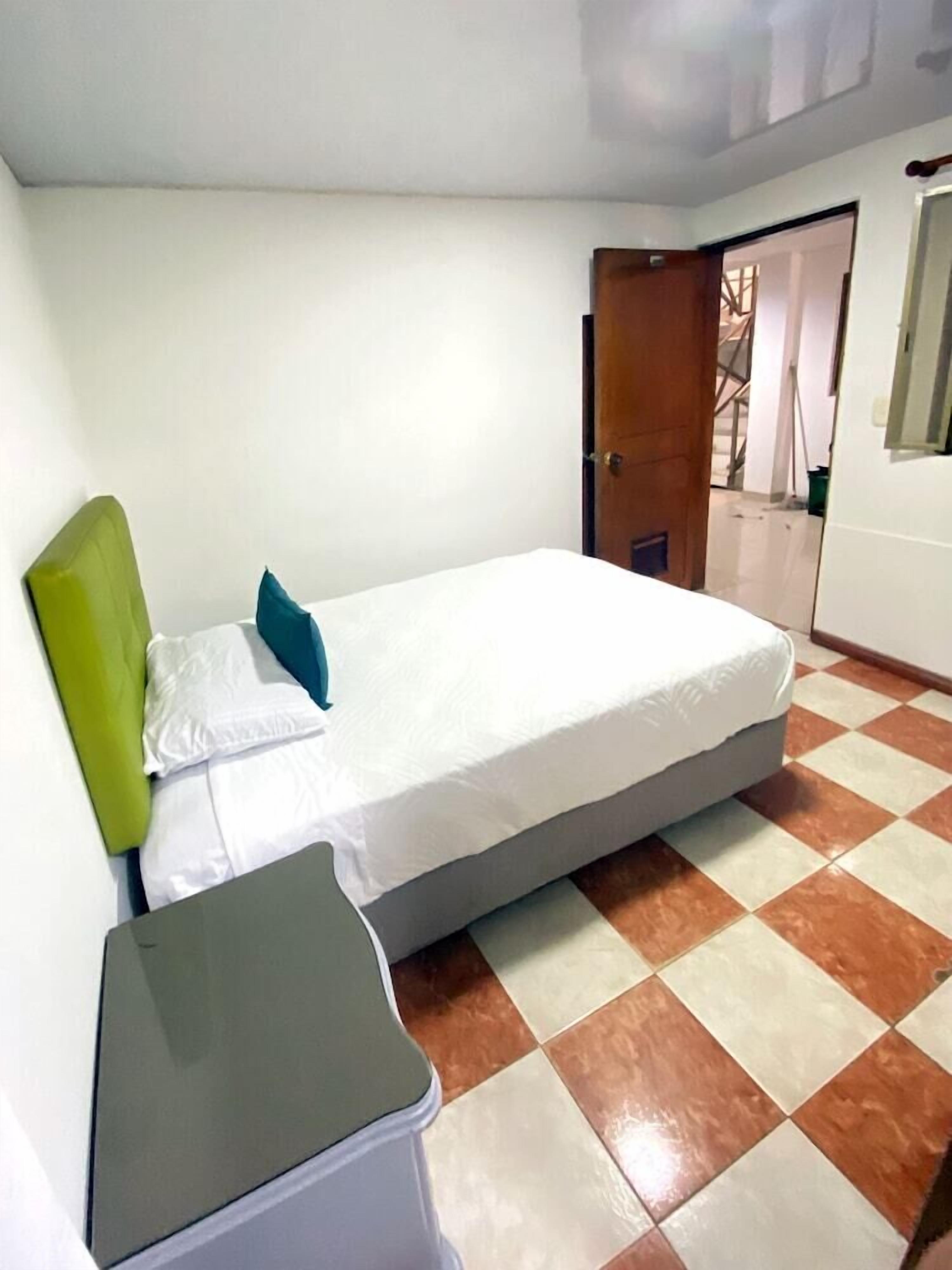 Hypo-allergenic bedding, free WiFi, bed sheets