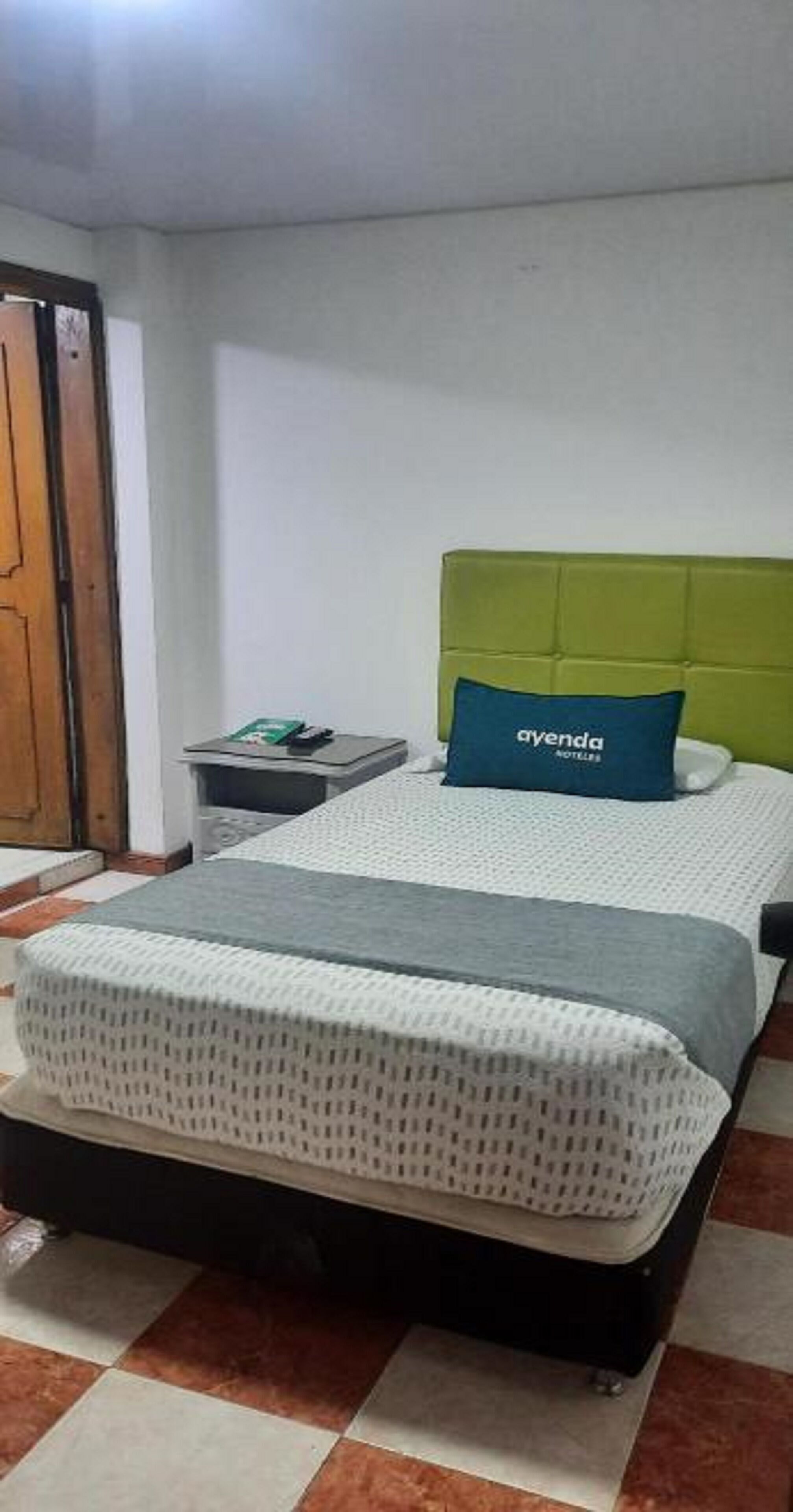 Hypo-allergenic bedding, free WiFi, bed sheets