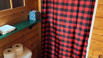 Ducha, toallas, jabón y champú