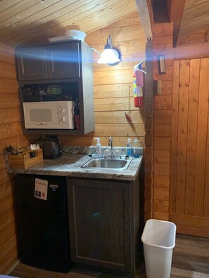 Refrigerador, microondas, cafetera y tetera y tostadora