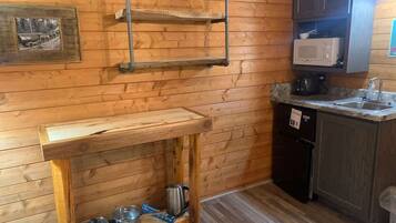 Frigorífico, microondas, cafetera o tetera y tostadora