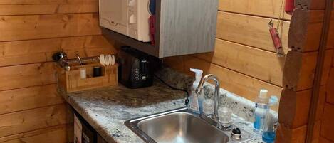 Kjøleskap, mikrobølgeovn, kaffetrakter/tekoker og brødrister