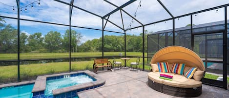 Una piscina al aire libre, una piscina climatizada