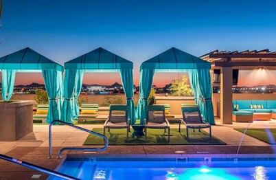 Rooftop Pool, Views, Close to Shops & Dining C4427