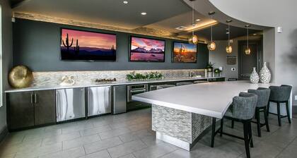 Rooftop Pool, Views, Close to Shops & Dining C4427