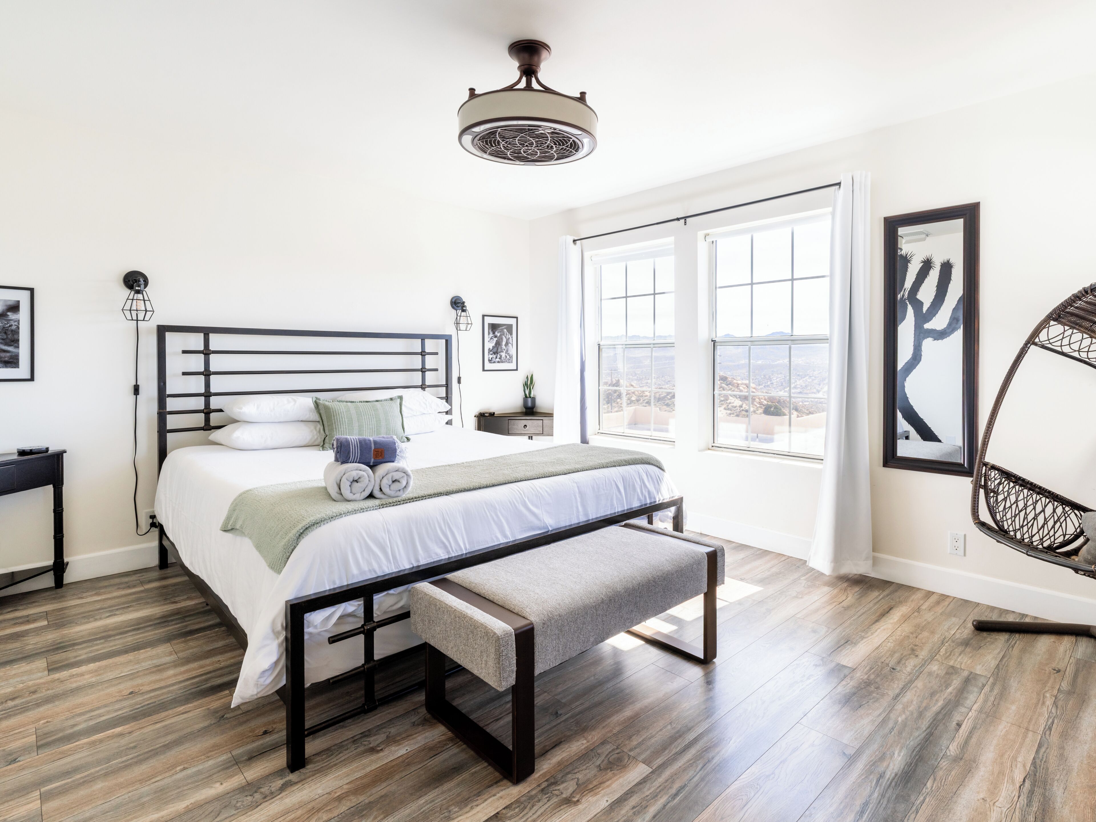 3 habitaciones, escritorio y tabla de planchar con plancha 