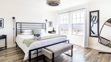 3 habitaciones, escritorio y tabla de planchar con plancha