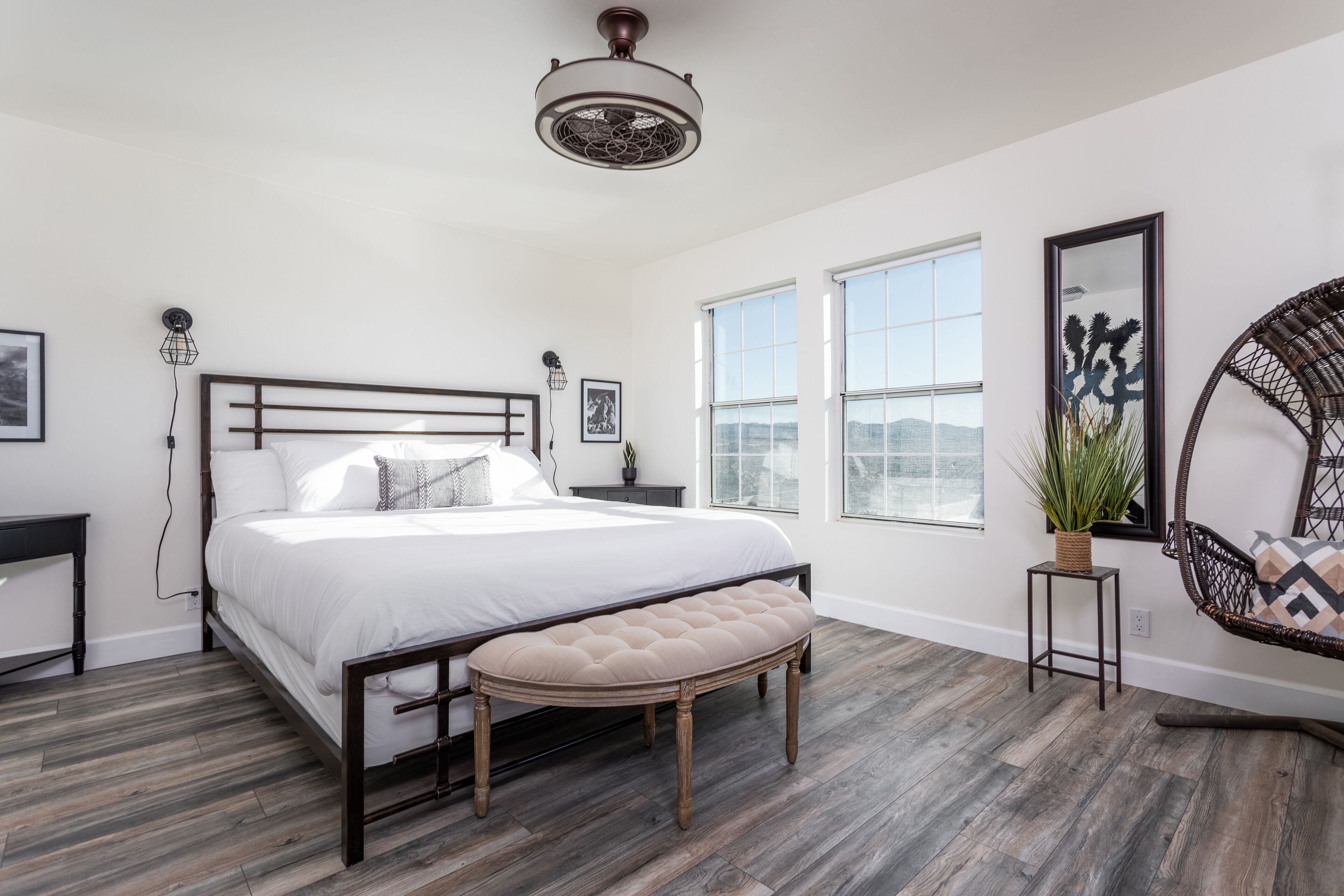 3 habitaciones, escritorio y tabla de planchar con plancha 