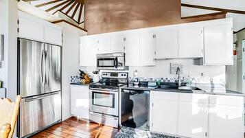 Réfrigérateur, micro-ondes, four, plaque de cuisson