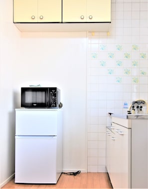 Fridge, microwave, stovetop, cookware/dishes/utensils