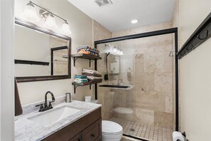 Combined shower/bathtub, towels, soap, shampoo - Tropical paradise with large heated pool near #1 award-winning Siesta Key Beach (Sarasota)
