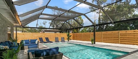 Alberca al aire libre y alberca climatizada