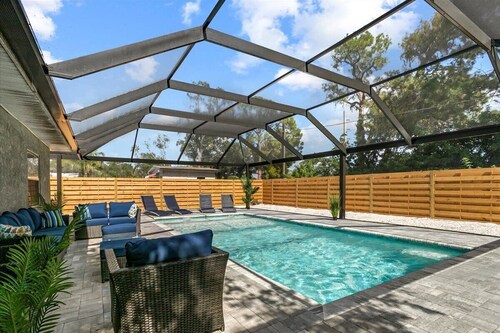 Tropical paradise with large heated pool near #1 award-winning Siesta Key Beach