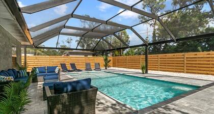 Tropical paradise with large heated pool near #1 award-winning Siesta Key Beach
