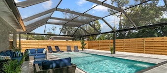 Tropical paradise with large heated pool near #1 award-winning Siesta Key Beach