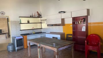 Geladeira, cooktop, talheres/pratos/utensílios de cozinha