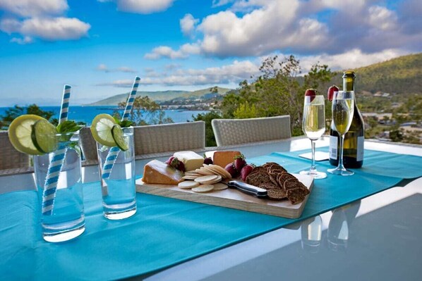 Outdoor dining - Paradise Gateway (Cannonvale)