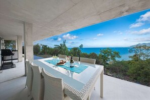 Outdoor dining - Paradise Gateway (Cannonvale)